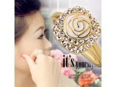 韩潮涌动，璀璨情缘 义乌饰品直销网引领满钻山茶花戒指新风尚