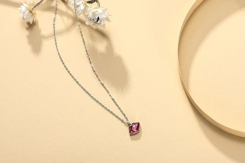 红唇邂逅红宝石 淘宝银饰项链吊坠套装模特图拍摄与美发饰品销售融合之道